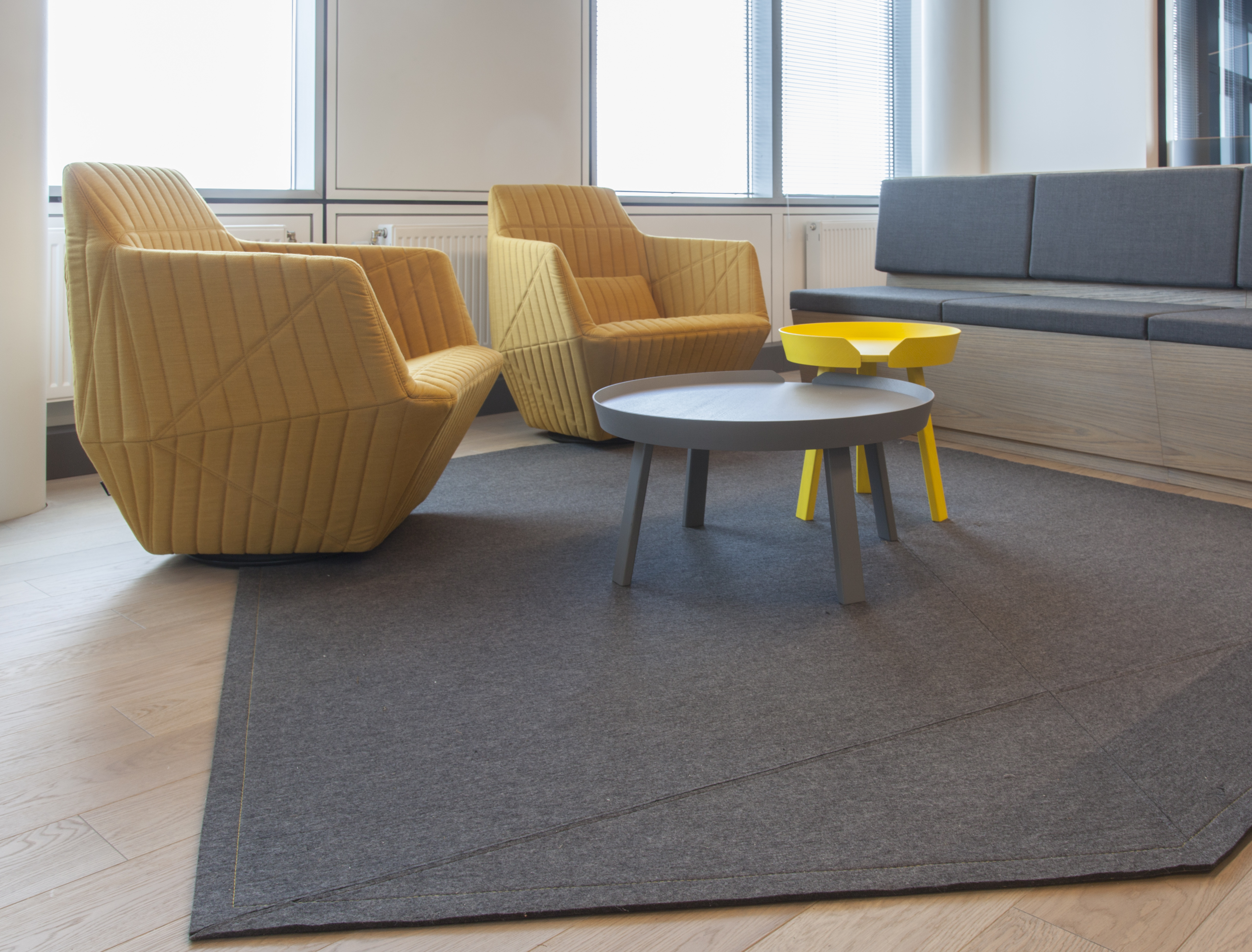 Power office_20, filttæppe under gul stol